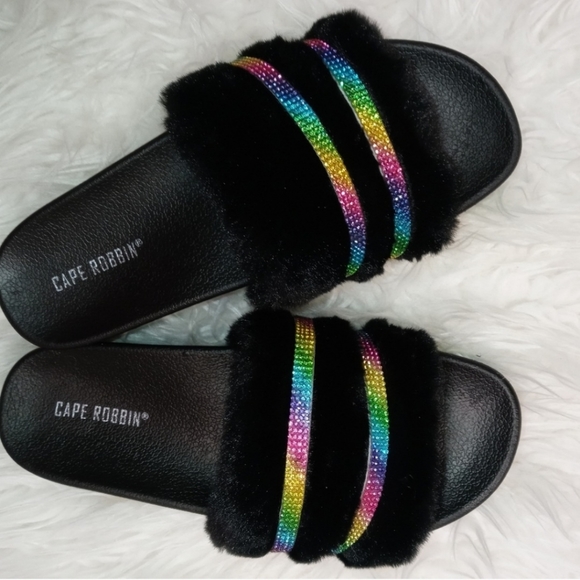 Black Fur Slides with ๐ trim rhinestone detail. - Picture 2 of 3